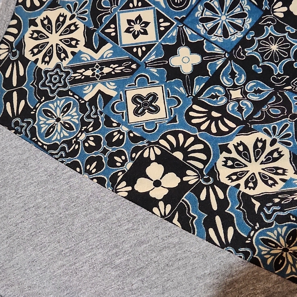 LULAROE Medium Randy Patterned Baseball T - Picture 4 of 8
